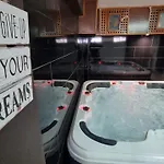 Summertime - Private Jacuzzi&bikes, 800m